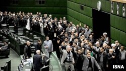 نمایی از تظاهرات داخل مجلس نمایندگان علیه اعتراض های روز عاشورا