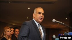 Лидер партии «Наследие» Раффи Ованнисян обращается к делегатам съезда партии, Ереван, 22 декабря 2012 г.