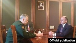 Встреча министра обороны Армении Сейрана Оганяна и заместителя министра обороны РФ Аркадия Бахина (слева). 13 января 2015 г.  Фотография - пресс-служба Минобороны Армении