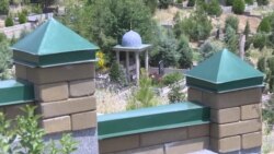 На кладбищах в Таджикистане сносят незаконные мавзолеи и усыпальницы