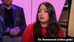 لاله گل در یک برنامه تلویزیونی در مورد کتابش در هلند