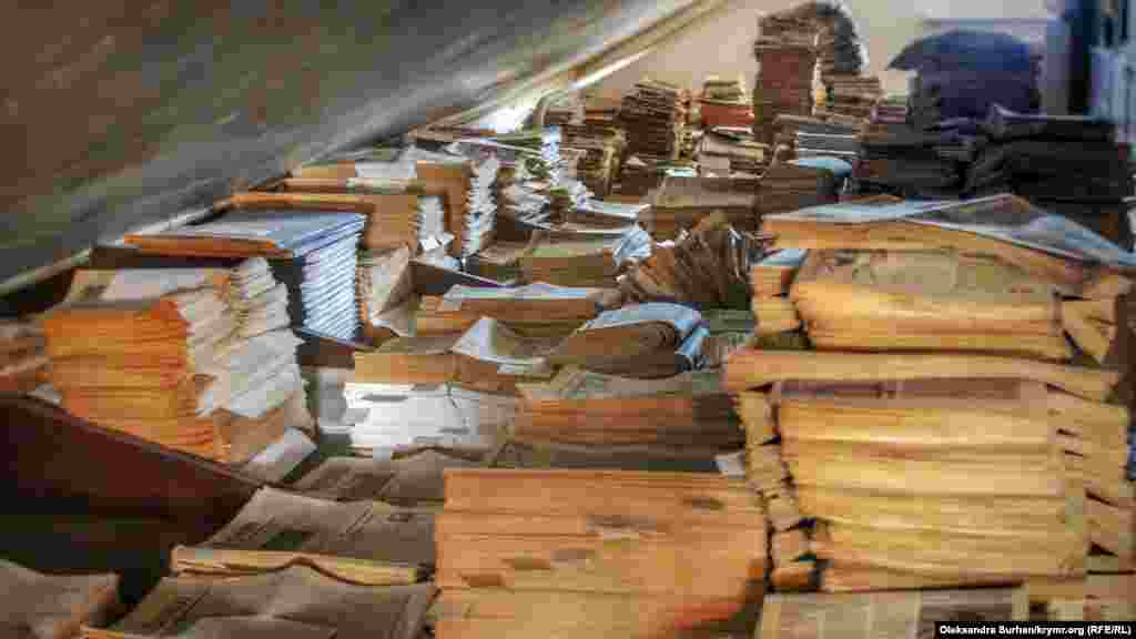 Matbuat, Cemilevniñ iş ve yaşayışında asıl ayrı bir yerni ala. Qadını ikâye etkeni kibi, çeşit-türlü gazetalarnıñ arhivi içün o mahsus hane ayırdı