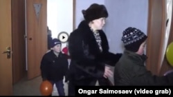 Шолпан Сайымова мен балалары жаңа пәтерлеріне кіріп бара жатыр. Қызылорда, 30 желтоқсан 2015 жыл.