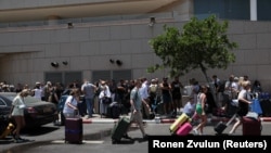 Люди с иностранным гражданством покидают Израиль на автобусах через Египет после ракетного удара Ирана по Израилю. Тель-Авив, 17 июня 2025 года 