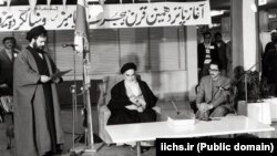به هنگام مراسم تنفیذ در کنار آیت‌الله خمینی
