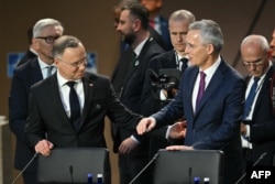 Генсекретар НАТО Єнс Столтенберг та президент Польщі Анджей Дуда беруть участь у робочій сесії саміту НАТО у Вашингтоні, округ Колумбія, 11 липня 2024 року