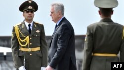 Армения -- Президент Сербии Томислав Николич в мемориальном комплексе жертв Геноцида армян Цицернакаберд в Ереване, 24 апреля 2015 г.