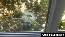 Ооркананын ок тийип талкаланган терезеси