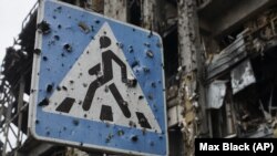 Ілюстраційне фото. Знак пішохідного переходу неподалік руїн Донецького аеропорту, 25 жовтня 2015 року