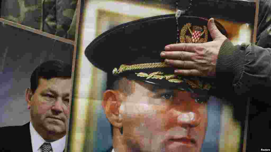 Портреты Анте Готовины и Младена Маркача, освобожденных кассационной коллегией Международного Гаагского трибунала по наказанию военных преступлений в бывшей Югославии 16 ноября. Готовина и Маркач командовали операцией &laquo;Шторм&raquo;, результатом которой стал разгром военных формирований непризнанной Республики Сербская Краина и реинтеграция ее территорий в состав Хорватии. (Reuters/Антонио Бронич)
