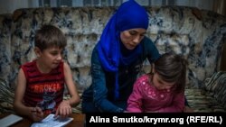 Eskender (6 yaşında), Ayşe ve Safiye