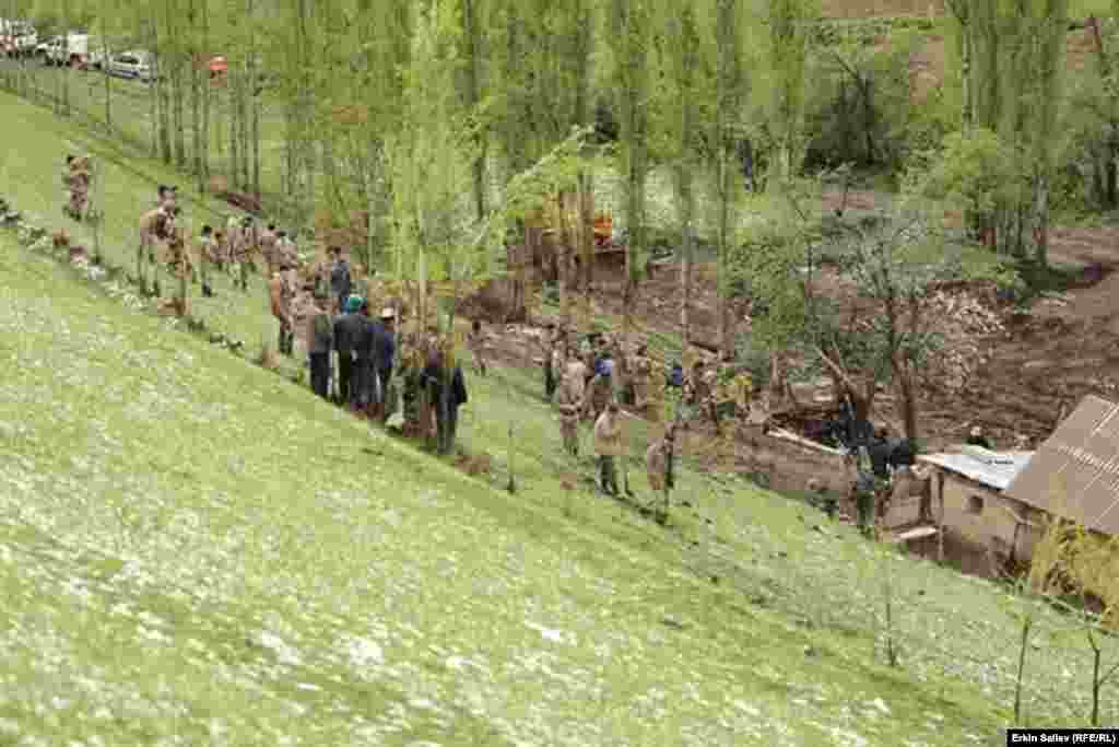 Бул арада Өзгөчө кырдаалдар министрлигинин Ош облустук башкармалыгынын башчысы&nbsp;Дайырбек Каримов&nbsp;кооптуу жайда жашагандарды&nbsp;башка жерге мажбурлап көчүрүү иштери башталганын билдирди.&nbsp;