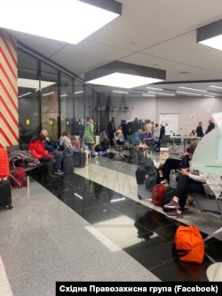 Українці в аеропорту «Шереметьєво» чекають на фільтрацію, щоб потрапити додому