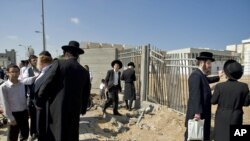 تجمع یهودیان ارتودوکس در محل اصابت راکت های شلیک شده از سوی گروه های مسلح فلسطینی در نوار غزه.