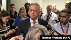 جیمز متیس در این تصویر از سپتامبر سال جاری در میان خبرنگاران دیده می‌شود