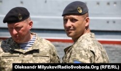 Юрій Содоль (ліворуч) і Дмитро Делятицький на урочистостях з нагоди 100-річчя морської піхоти. Місто Миколаїв, 23 травня 2018 року