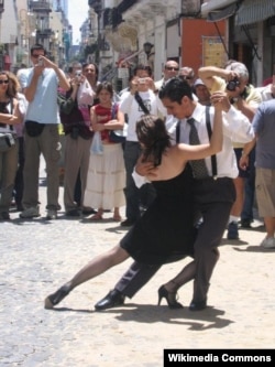 Көчөдөгү танго бийи. Буэнос-Айрес, 2004-жыл.