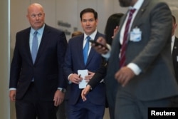 Держсекретар США Марко Рубіо разом із послом Сполучених Штатів при НАТО Метью Вітакером прибувають до штаб-квартири Альянсу в Брюсселі, Бельгія, 3 квітня 2025 року