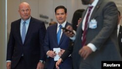 ABŞ-nyň Döwlet sekretary Marko Rubio (ortada), şeýle-de ABŞ-nyň NATO-daky ilçisi Matt Whitaker (çepde) 3-nji aprelde NATO-nyň Brýusseldäki baş edarasynda.