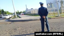 Polisiýanyň Ýol Gözegçilik Gullugynyň (PÝGG) işgäri