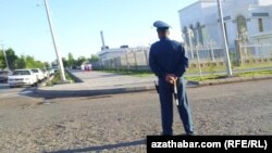Köçä gözegçlik edýän polisiýa işgäri