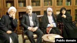 از چپ: مهدی کروبی، میرحسین موسوی، زهرا رهنورد و فاطمه کروبی