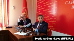 Тургун Сыздыков (справа), лидер провластной Коммунистической народной партии Казахстана, и бывший лидер КНПК Владислав Косарев. Астана, 26 марта 2015 года.