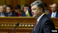 Петро Порошенко під час виступу в парламенті, 4 червня 2015 року
