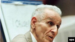 Джек Геворкян в зале Окружного суда Окленда, штат Мичиган, март 1999 г. 