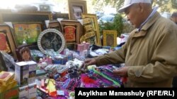 Прилавки с религиозной литературой и атрибутикой на одной из улиц Алматы. 14 октября 2012 года. Иллюстративное фото.