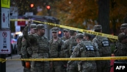 سربازان گارد ملی آمریکا در محل تیراندازی در نزدیکی کاخ سفید. چهارشنبه ۵ آذر 