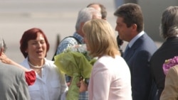 Кристияна Вълчева получава букет от Георги Първанов и съпругата Зорка му при завръщането ѝ в София