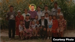 Маркум Ташкенбай Мойдунов жакындары менен. (Сүрөт Клооп.kg сайтынан алынды)