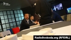 16 травня 2016 року. Суддя Павло Вовк з народним депутатом від БПП Олександром Грановським у ресторані в центрі Києва