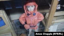 Манекен ребенка в противорадиационном костюме в ядерном убежище в Праге  