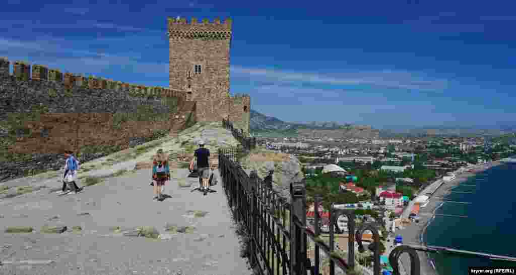 Konsul qulesi aldında