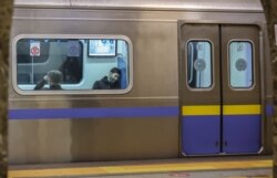 Алматы метросының жолаушылары. Көрнекі сурет.