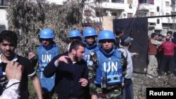 Сирияда азырынча БУУнун аз сандагы гана байкоочулары иштөөдө. Хомс, 24-апрель, 2012-жыл. 