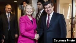 ԱՄՆ-ի պետքարտուղար Հիլարի Քլինթոնը, Թուրքիայի արտգործնախարար Ահմեդ Դավութօղլուն «Սիրիայի բարեկամները» համաժողովում