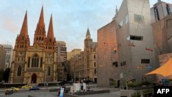 بخشی از میدان فدراسیون و کلیسای سن پل