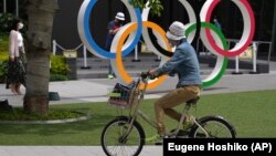 Прем’єр-міністр Японії Йосіхіде Суга заявив 1 липня, що рішення щодо глядачів і надзвичайного стану в Токіо та інших частинах країни буде ухвалене наступного тижня