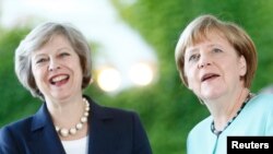 ترزا می (چپ) در دیدار با آنگلا مرکل، صدراعظم آلمان