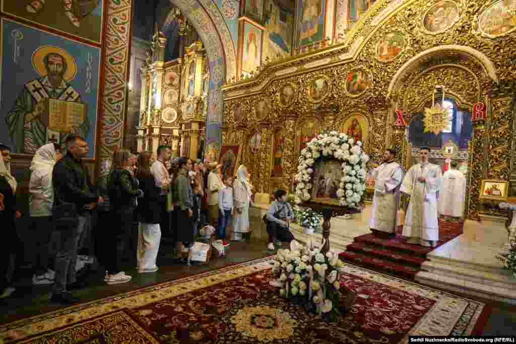 Великодня служба у Свято-Михайлівському золотоверхому монастирі в Києві, 19 квітня 2025 року