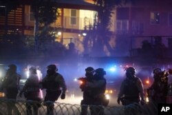 Супрацоўнікі праваахоўных органаў падчас пратэстаў 7 чэрвеня ў Комптане, штат Каліфорнія