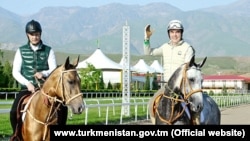 Президент Туркменистана Гурбангулы Бердымухамедов (справа) и его сын Сердар Бердымухамедов, назначенный отцом главой Ахалского велаята.