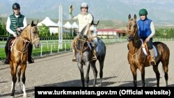 Türkmenistanyň prezidenti Gurbanguly Berdimuhamedow (ortada) ogly Serdar (çepde) we agtygy Kerimguly (sagda) bilen 