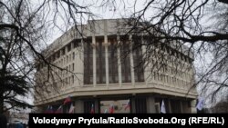 Крым автономиялык аймагынын парламентинин имаратын орусиячыл куралчандар тороп турушат. 28.2.2014.