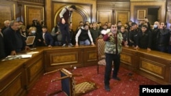 В ночь на 10 ноября 2020 года протестующие ворвались в здание правительства Армении.  