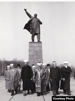 Совет чоры: имамнар Ленин һәйкәле янында