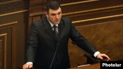 Геворк Костанян в Национальном Собрании отвечает на вопросы депутатов